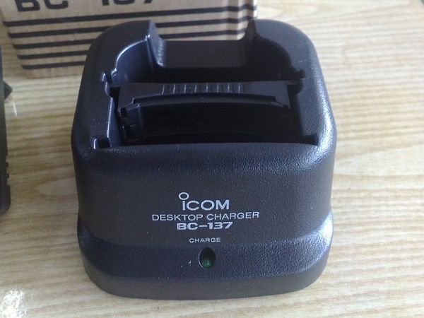 BC-137 зарядний ус-для радіостанцій ICOM