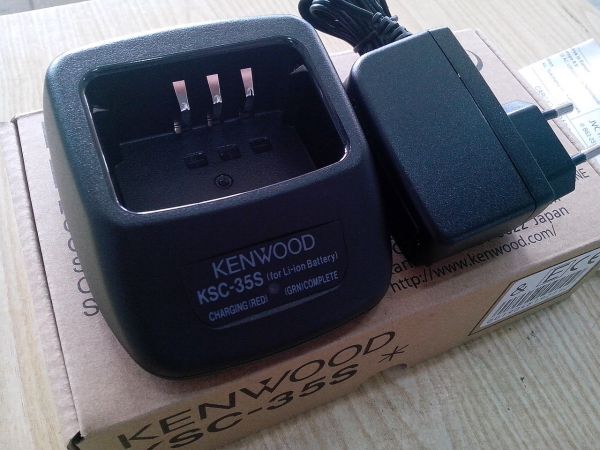 Зарядное ус-во Kenwood KSC-35S (E) Зарядное ус-во Kenwood KSC-35S (E)