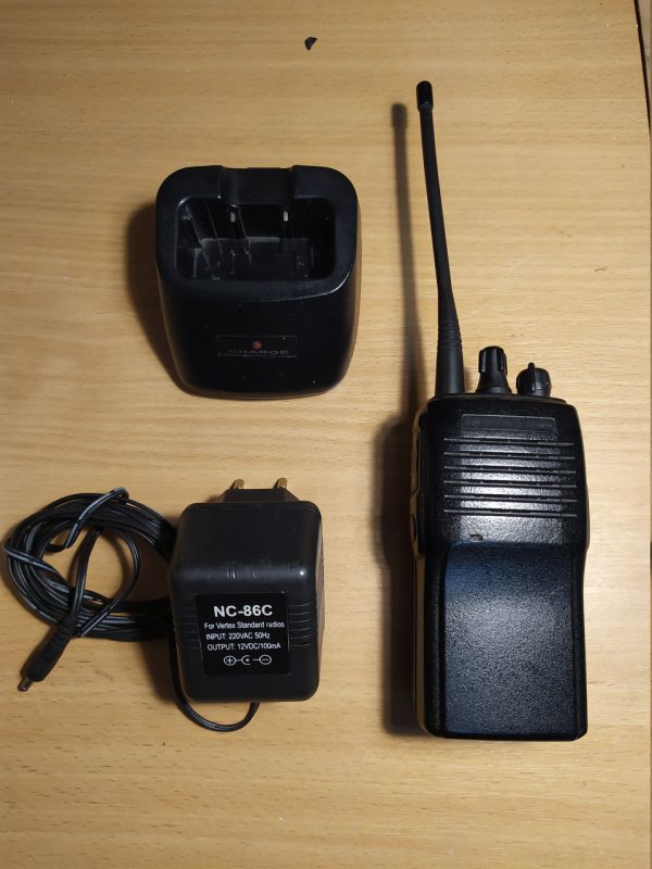 Vertex Standard VX-160 UHF, радиостанция портативная, б.у.