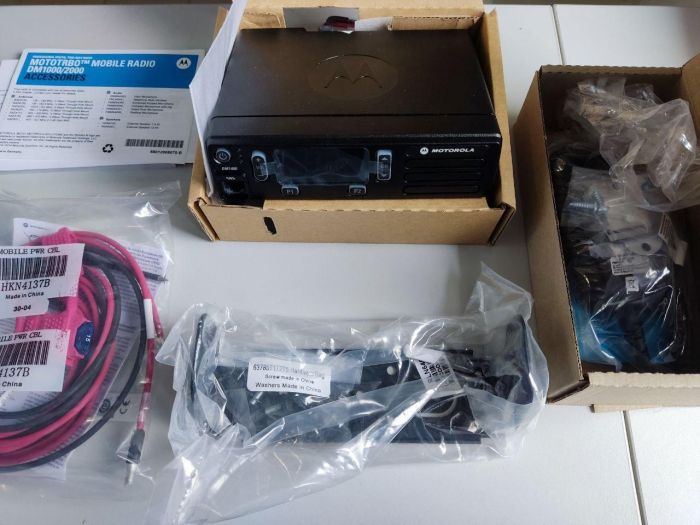 Motorola DM1400 UHF Digital радіосотанція мобільна аналого-цифрова