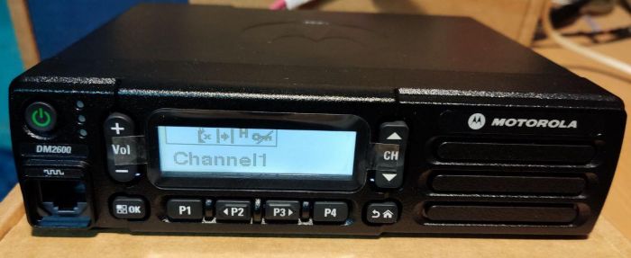 Motorola DM2600 UHF аналогово-цифрова мобільна радіостанція