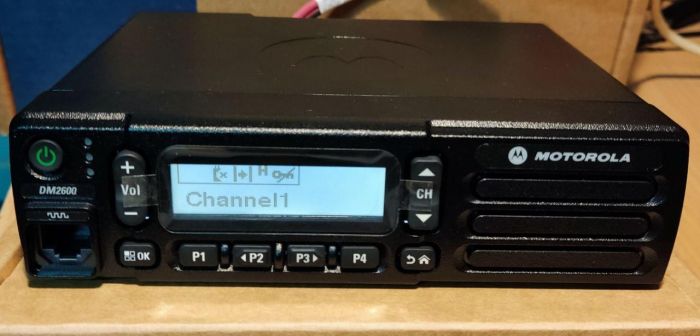 Motorola DM2600 UHF аналогово-цифрова мобільна радіостанція
